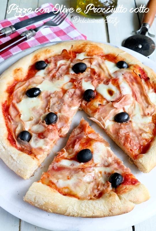 Pizza con cotto e olive